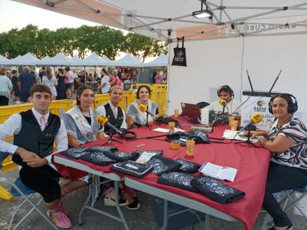 080925 PUBILLATGE VERMA RADIO CUBELLES 1.jpg