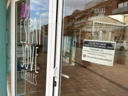 120325 CARTELL ESPAI JOVE ASSESSINAT EDUCADORA BADAJOZ.jpg