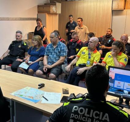 120725 policia_cerca dues persones.jpg