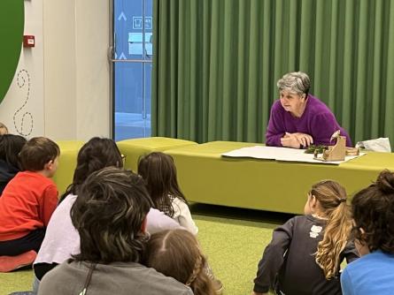 BIBLIOTECA 15 MINUTS CONTATS (3).JPG